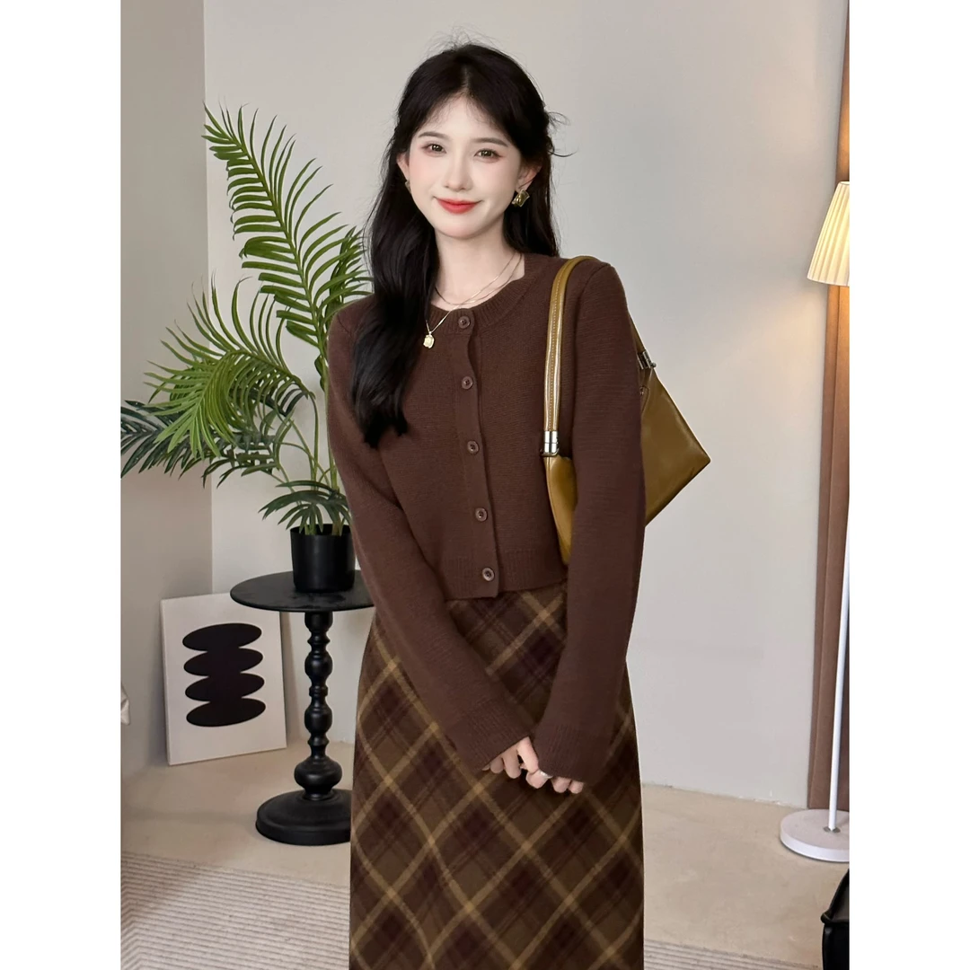 SE【觅黎】毛衣女秋冬新款咖色气质圆领针织复古显瘦短款毛衣开衫