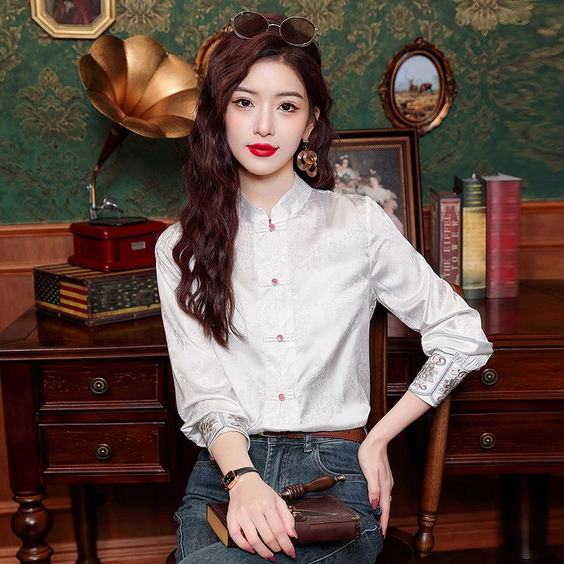 2024新中式改良盘扣刺绣缎面衬衫女春新款洋气国风提花上衣