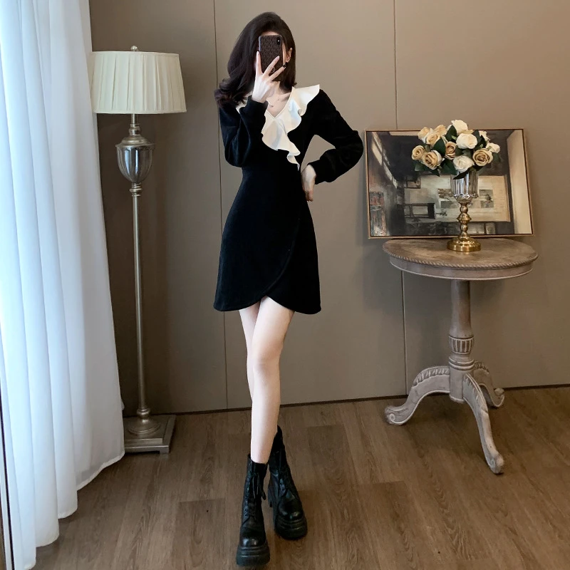 法式气质连衣裙女春季2024年新款设计感小众赫本风荷叶边领小黑裙