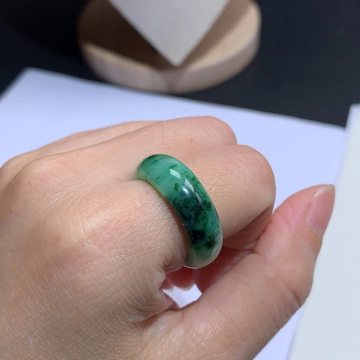 翡翠颈饰未镶嵌飘花戒指