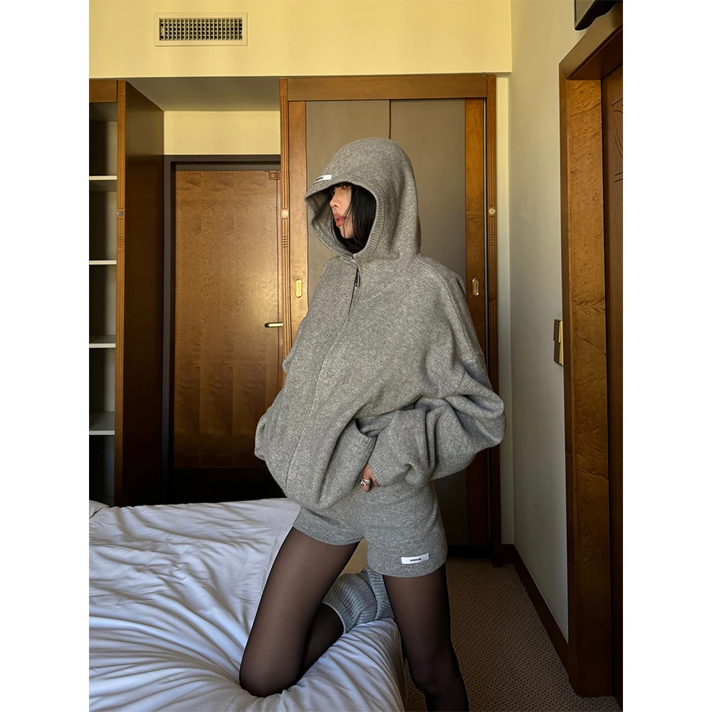2024秋季新款慵懒松弛感灰色毛织连帽卫衣女配高腰显瘦休闲短裤