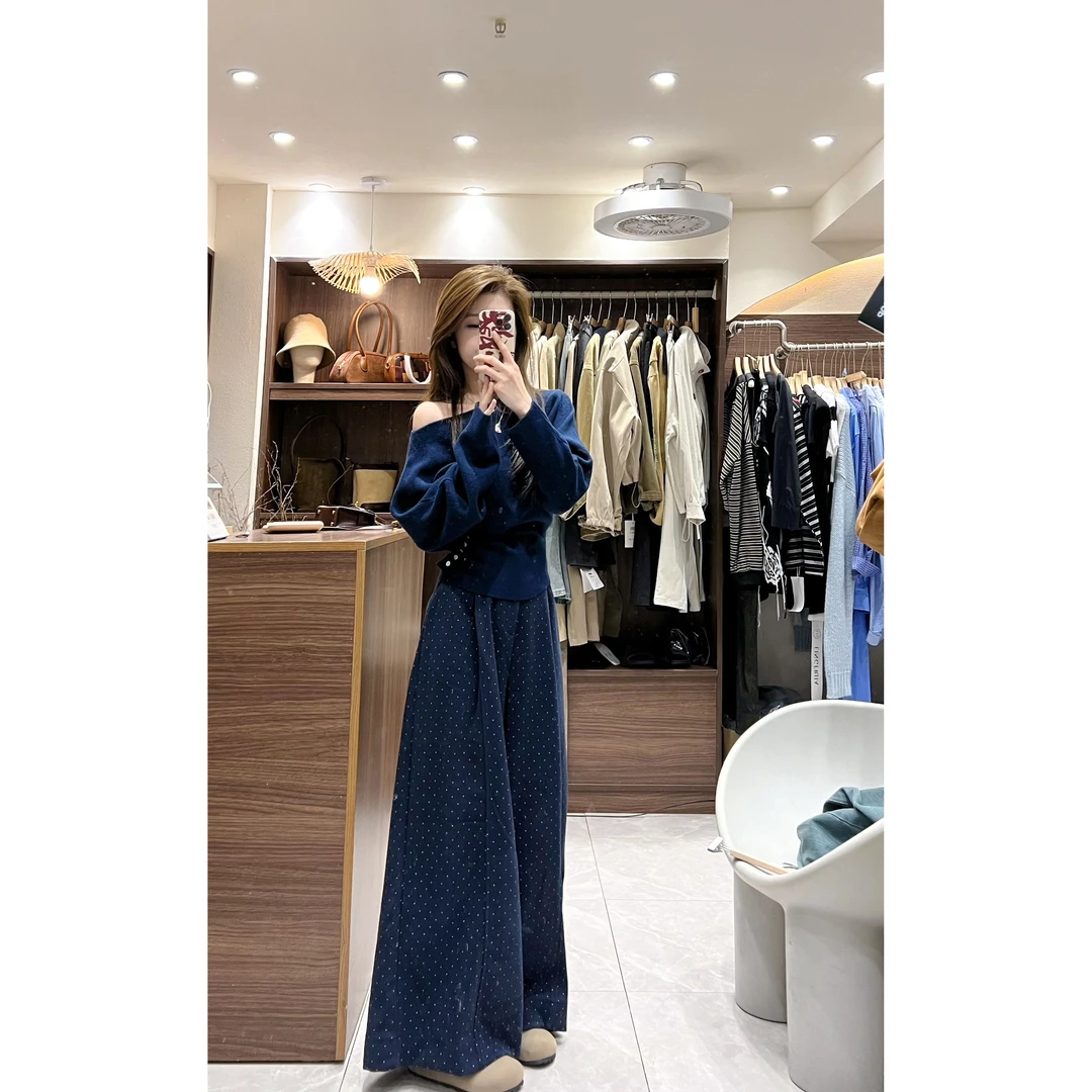 早秋韩系穿搭2024秋冬季新款女装蓝色斜肩针织毛衣高腰波点阔腿裤