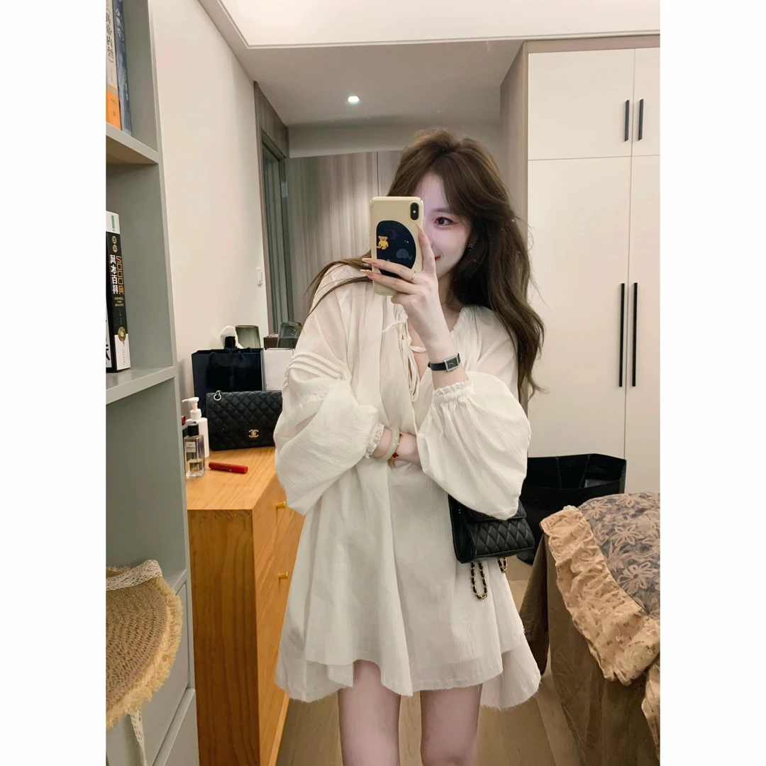 法式度假风慵懒温柔白色连衣裙早秋新款初恋感宽松显瘦长袖短裙女