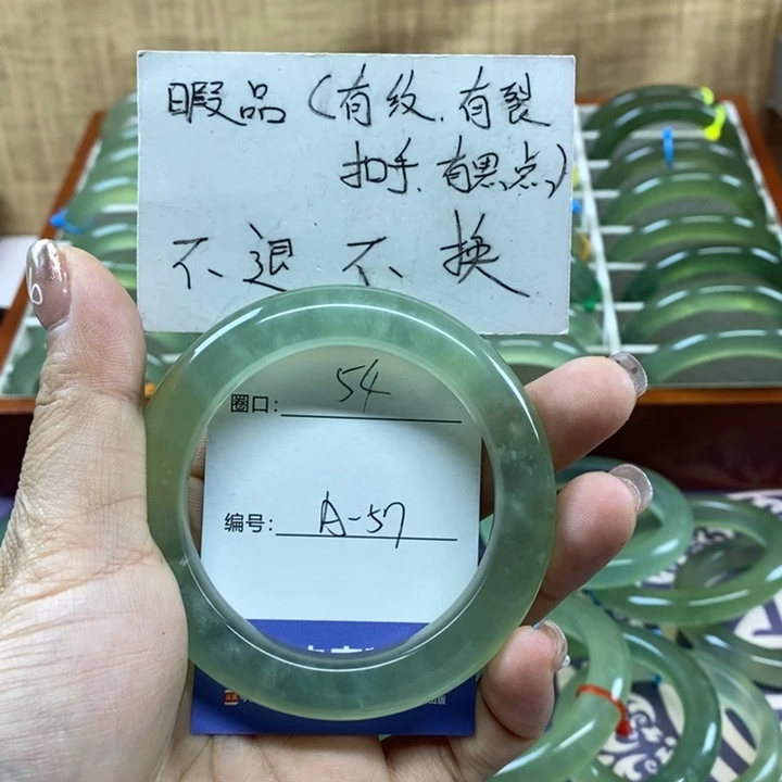 岫玉手镯未镶嵌岫玉