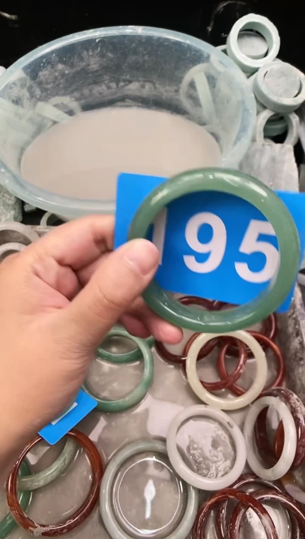 【闪购商品】石英质玉手镯未镶嵌195