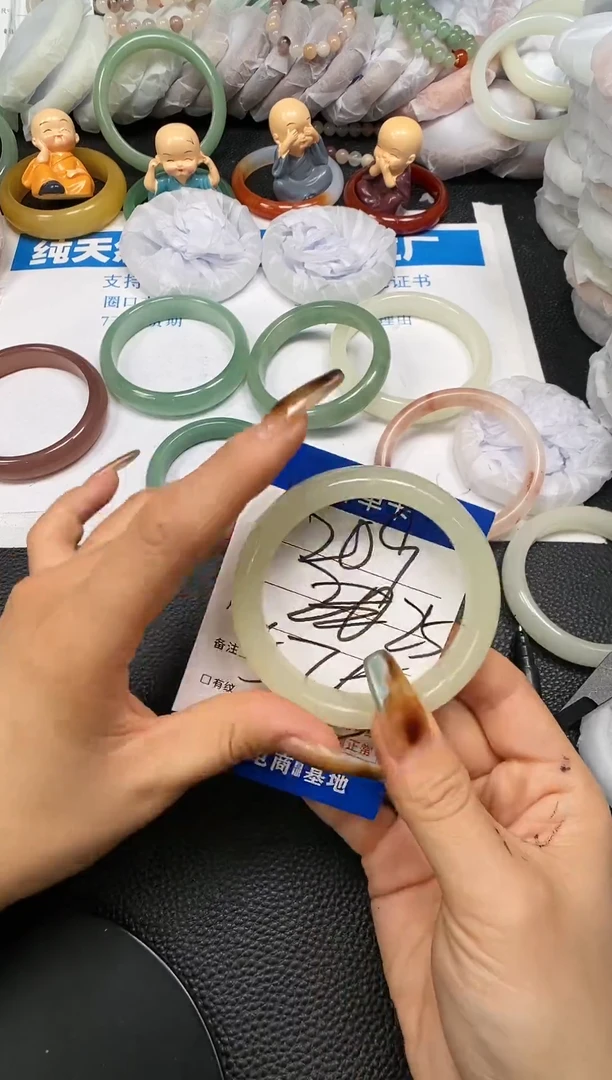 【闪购商品】石英质玉手镯未镶嵌209号--圈口57.5