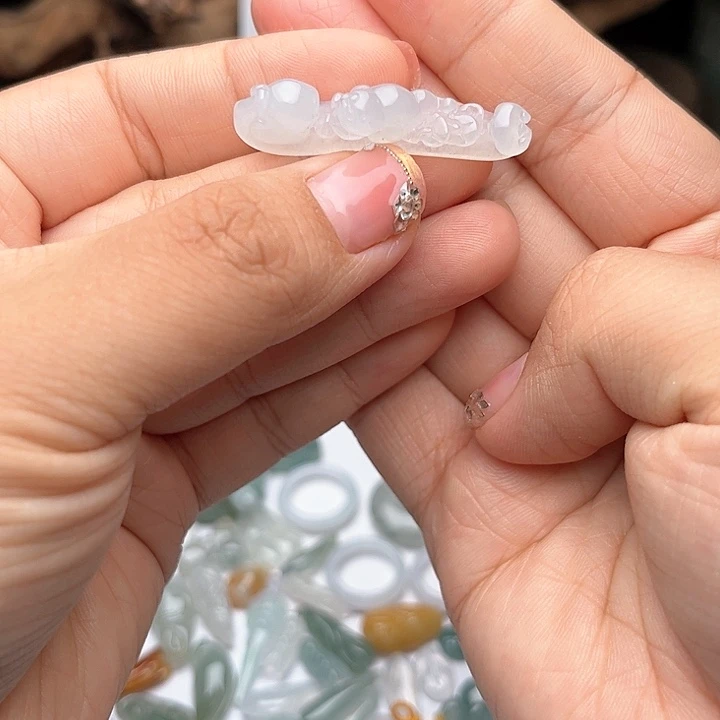 翡翠颈饰未镶嵌翡翠