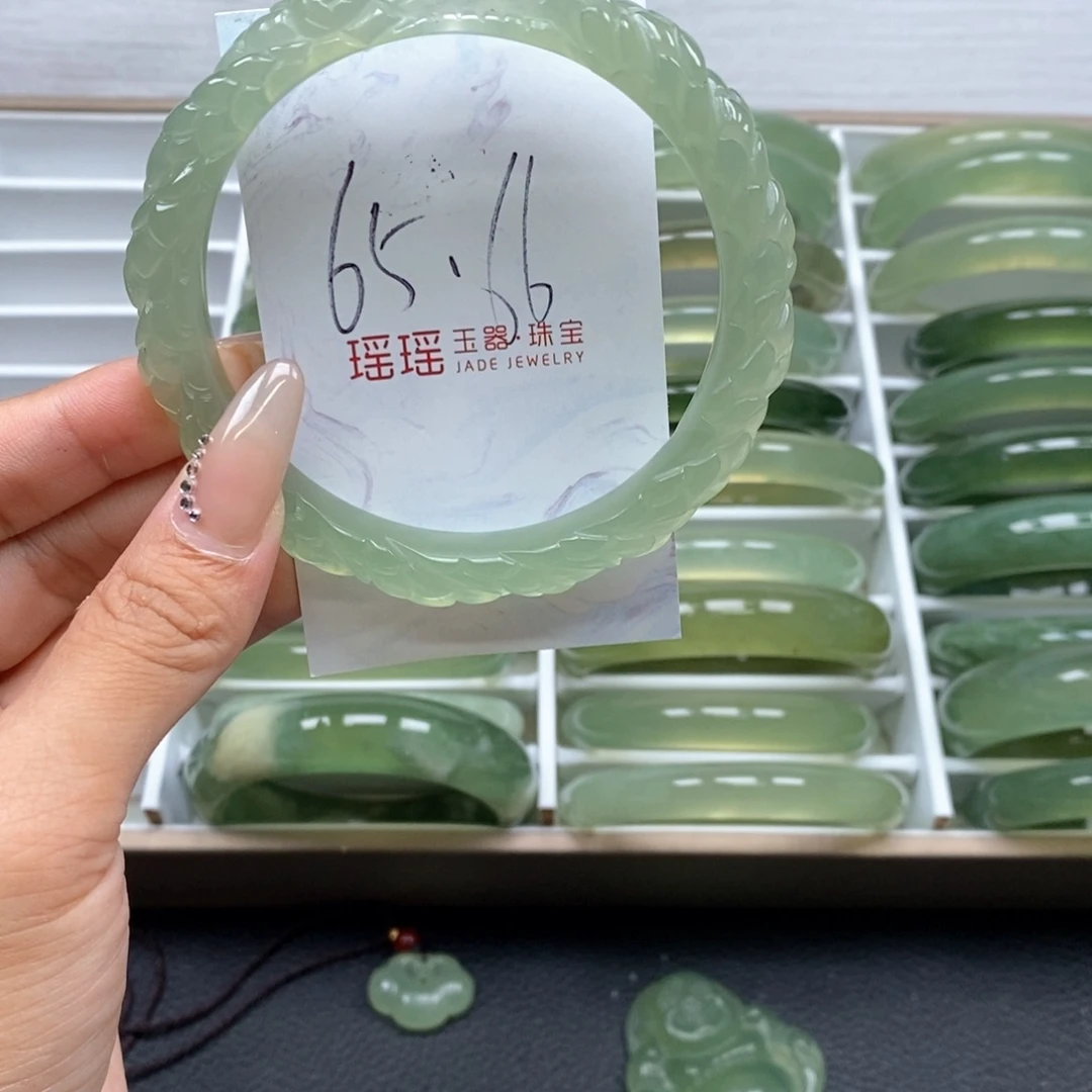 蛇纹石玉手镯未镶嵌小*点