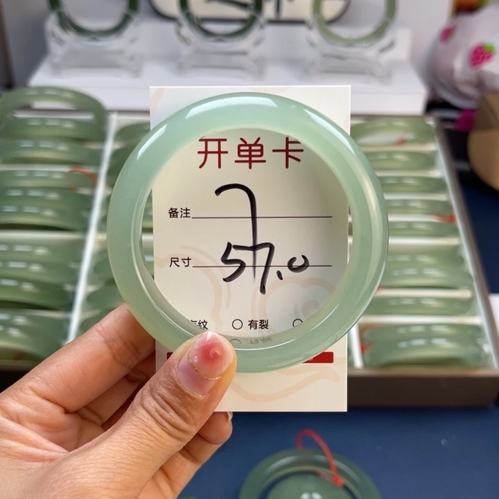 蛇纹石玉手镯未镶嵌可***。