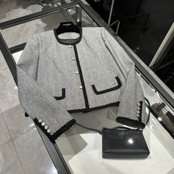 高级时装 24年早秋新款灰色中古气质黑色花边人字纹毛呢外套