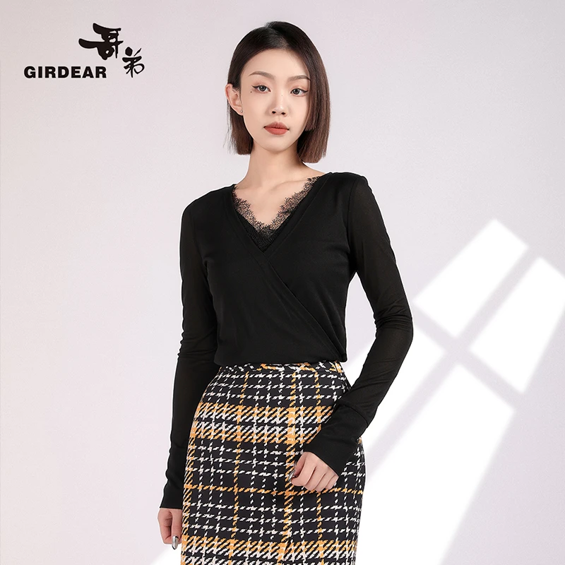 GIRDEAR/哥弟 蕾丝拼接长袖T恤气质百搭显瘦V领套头衫女装1300933