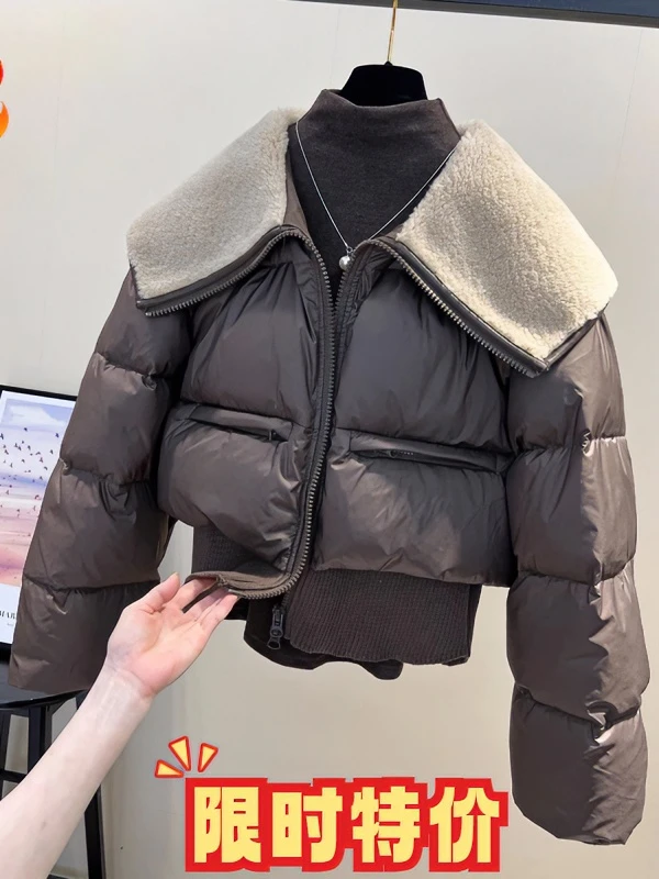 今年流行漂亮羊羔毛大翻领针织拼接白鸭绒羽绒服女洋气短款短外套