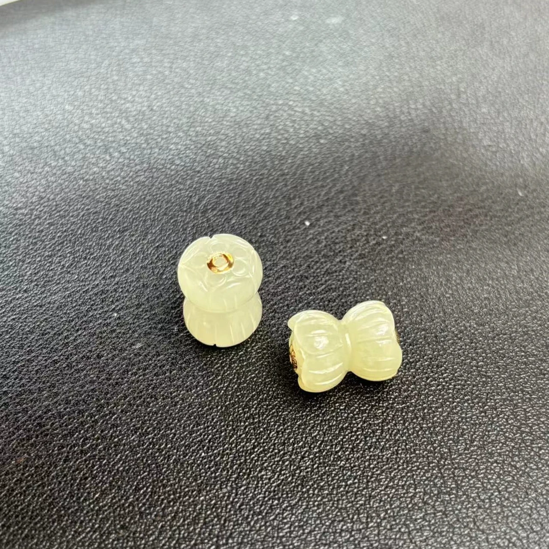 新人福利 和田玉圆双头莲花路路通{拍一发一颜色微差多样性发}