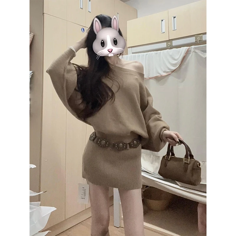 MARIE.COCO慵懒风卡其色斜肩连衣裙女秋冬季辣妹收腰针织包臀短裙