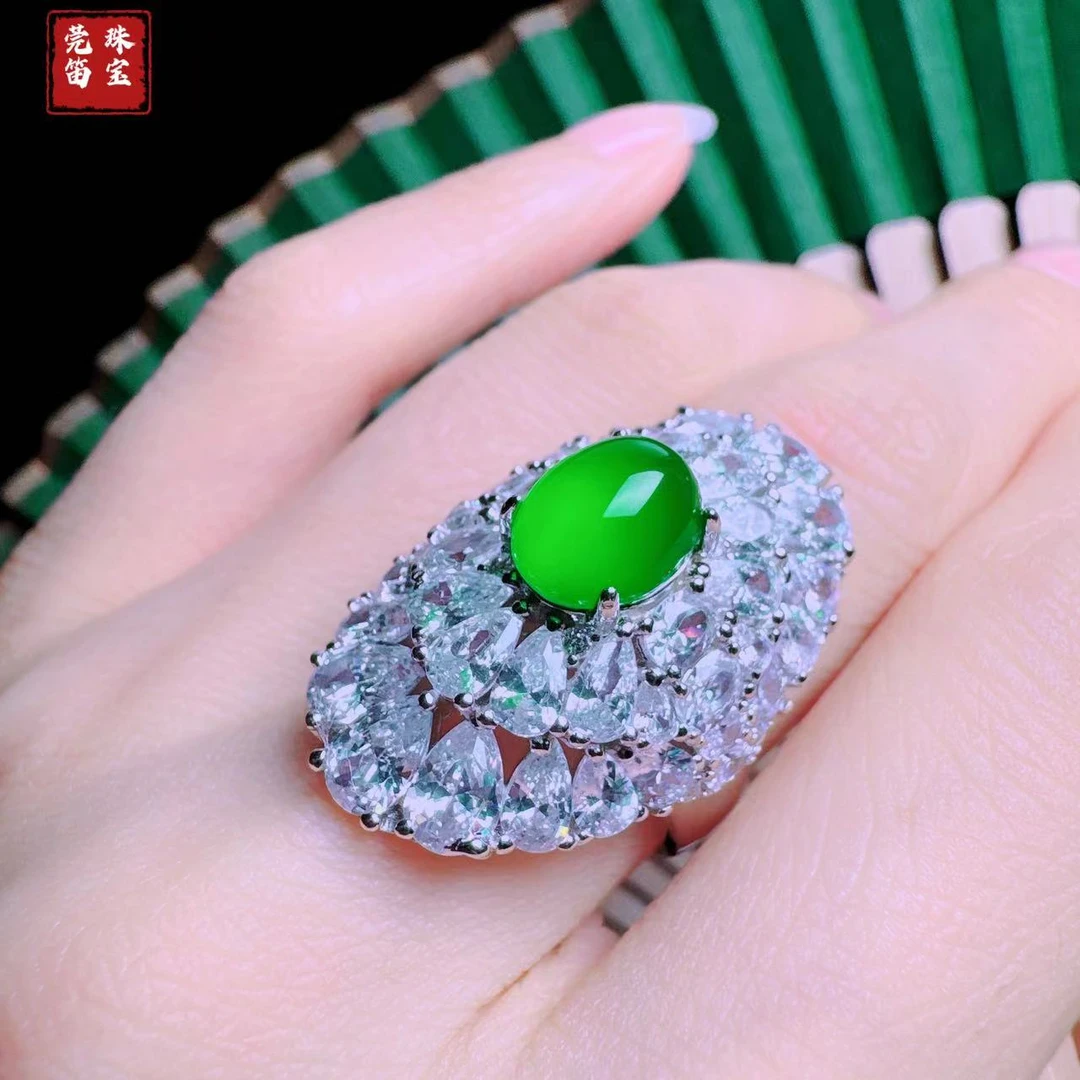 荣一珠宝 天然辣绿玉髓冰透设计款轻奢蛋面戒指S925银镀金豪镶嵌