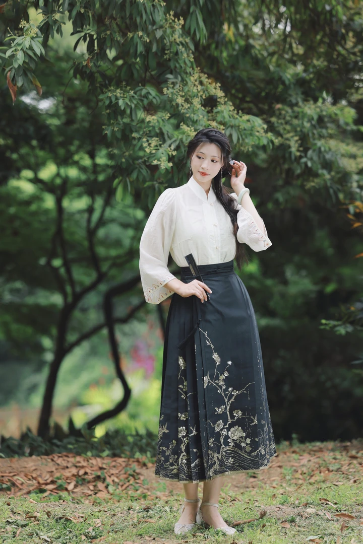 钟灵记【梅花三弄】微瑕特价—春夏梅花芍药流水鸟竹叶纹样八分马面