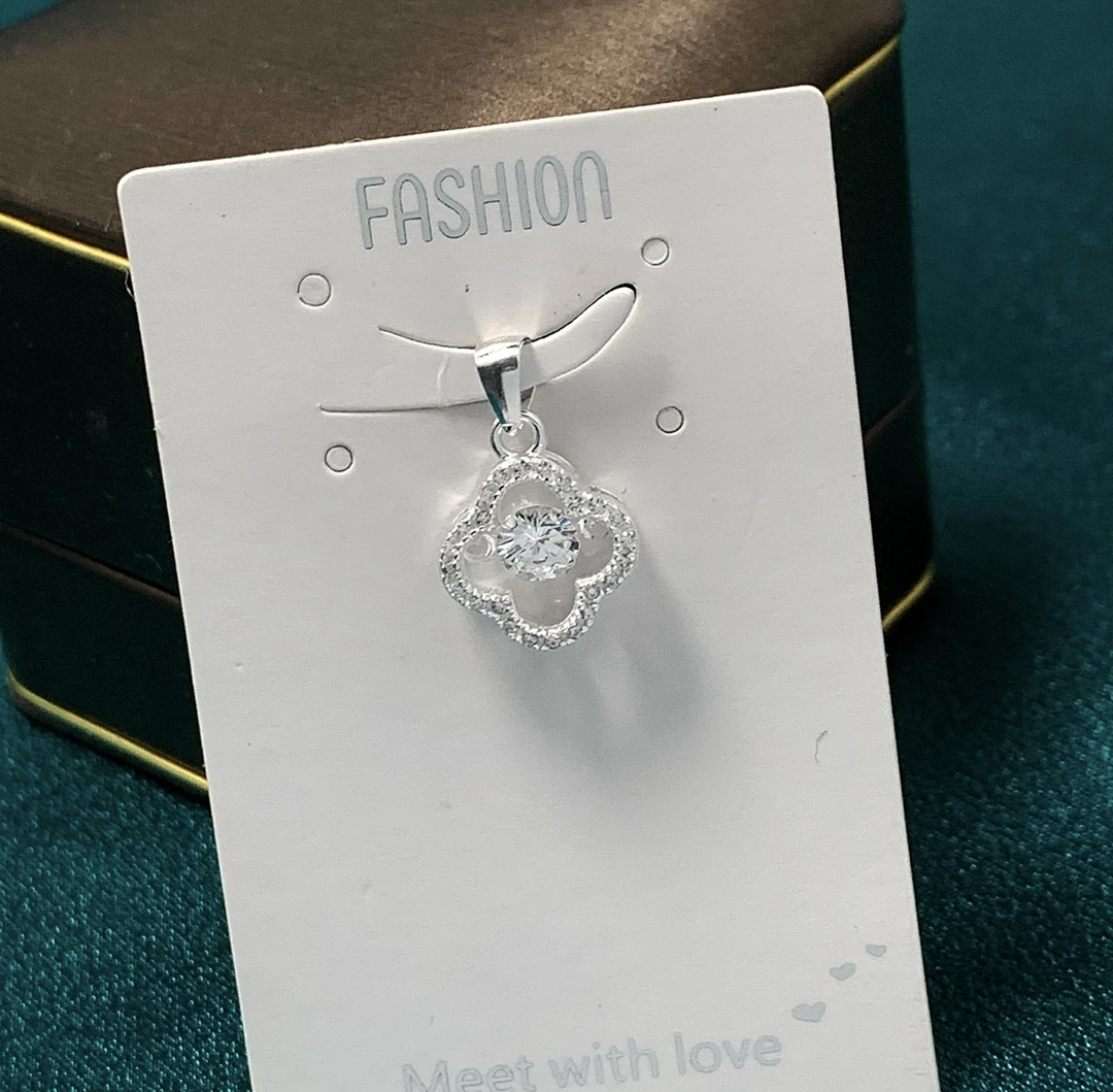 吊坠足银 足银锆石灵动四叶草吊坠网红新款气质轻奢百搭镶嵌时尚