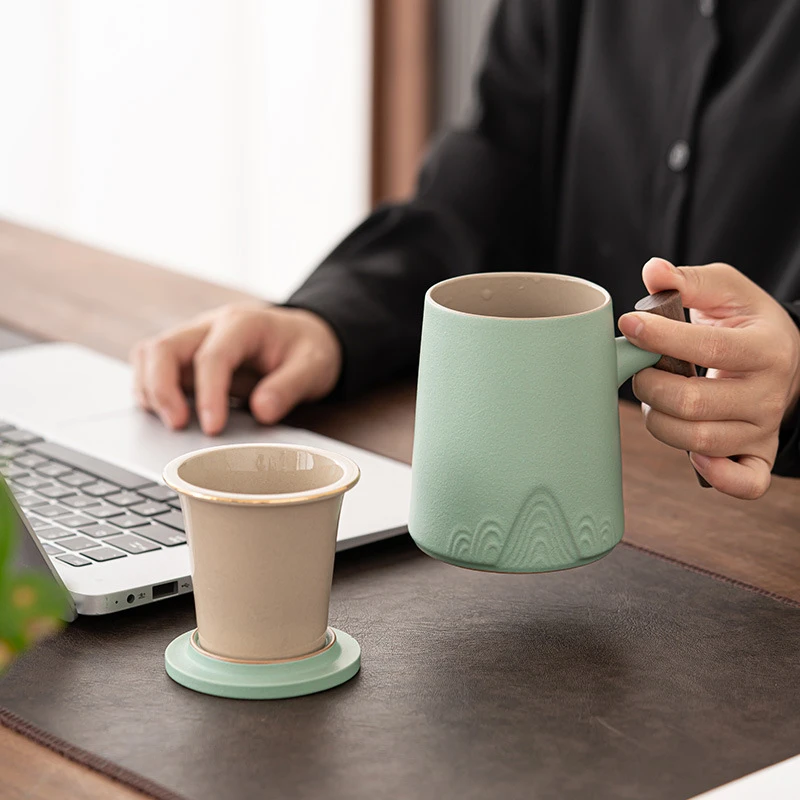 曲映媄陶瓷马克杯茶水分离泡茶杯大容量喝水杯滤孔胡桃木柄办公杯