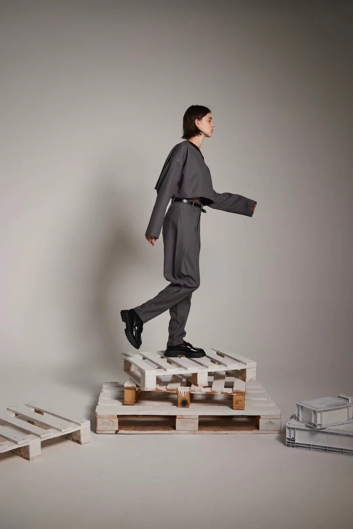 threes秋冬简约自带腰带休闲裤