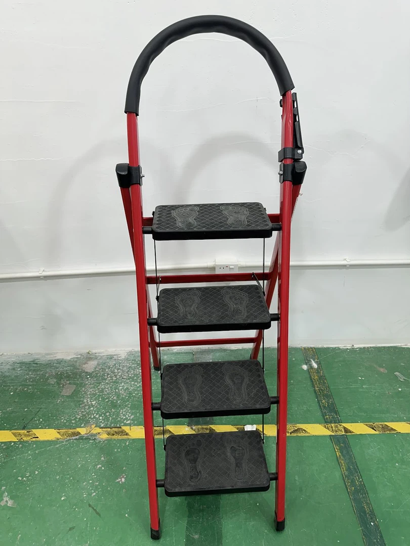 红色家用折叠四步梯子（硬塑踏板）