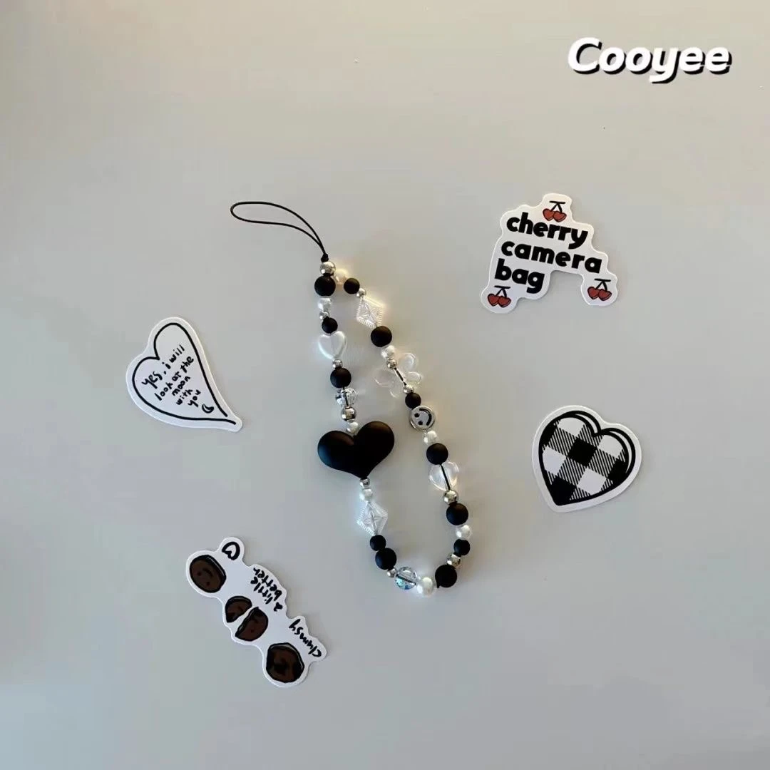 小红书同款磨砂黑色爱心笑脸串珠手机挂件ccd相机高级感挂绳美女