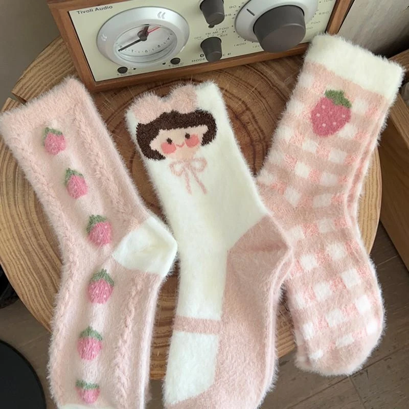 袜子女秋冬加厚保暖睡眠袜毛绒柔软粉色草莓少女可爱搭配 鲨鱼裤