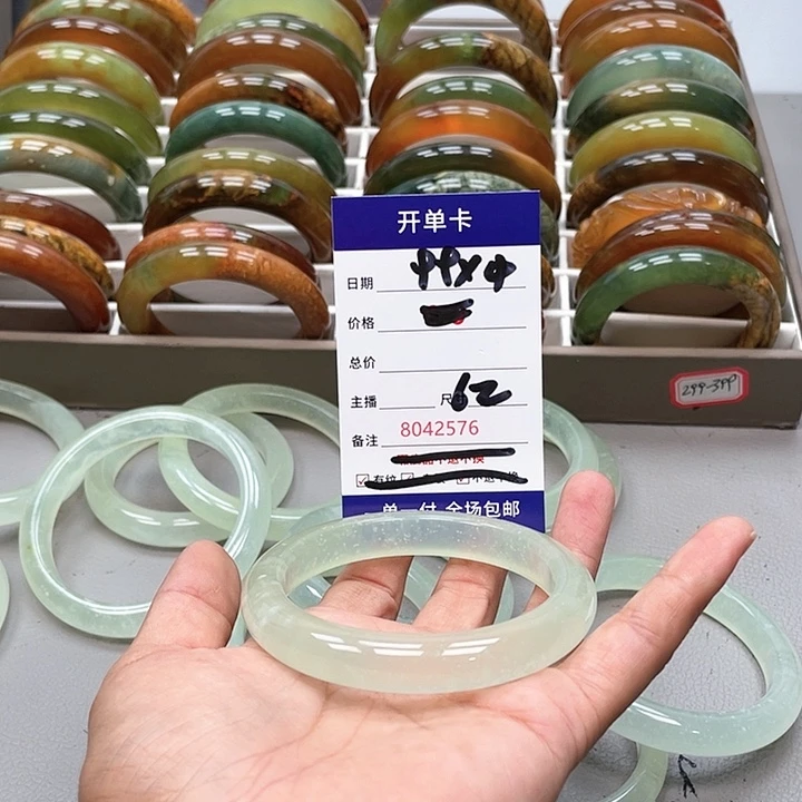 蛇纹石玉手镯未镶嵌佐**爱