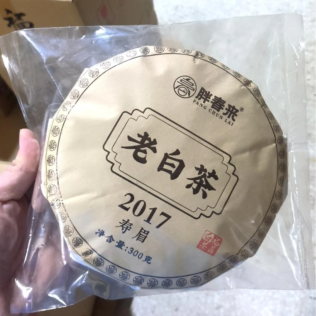 胖春来 2017老白茶茶饼礼盒装 300克/盒