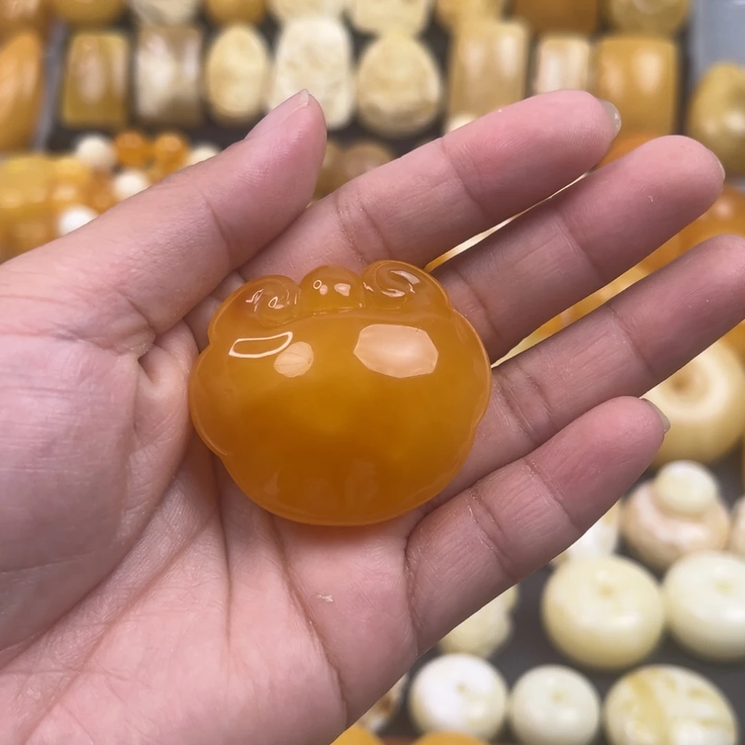 琥珀裸石未镶嵌如意