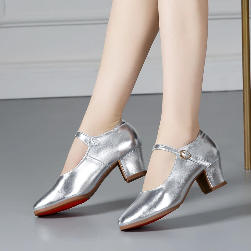 新品广场舞鞋皮面软底银色中跟跳舞鞋交谊舞鞋时尚走秀鞋新疆舞鞋