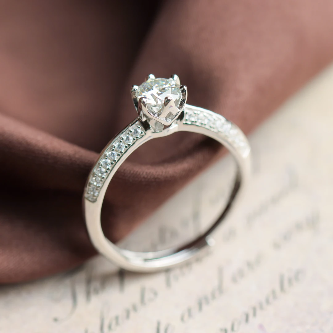 925银莫桑石戒指 S925银镶嵌莫桑石经典款圆面女款戒指 0.5克拉