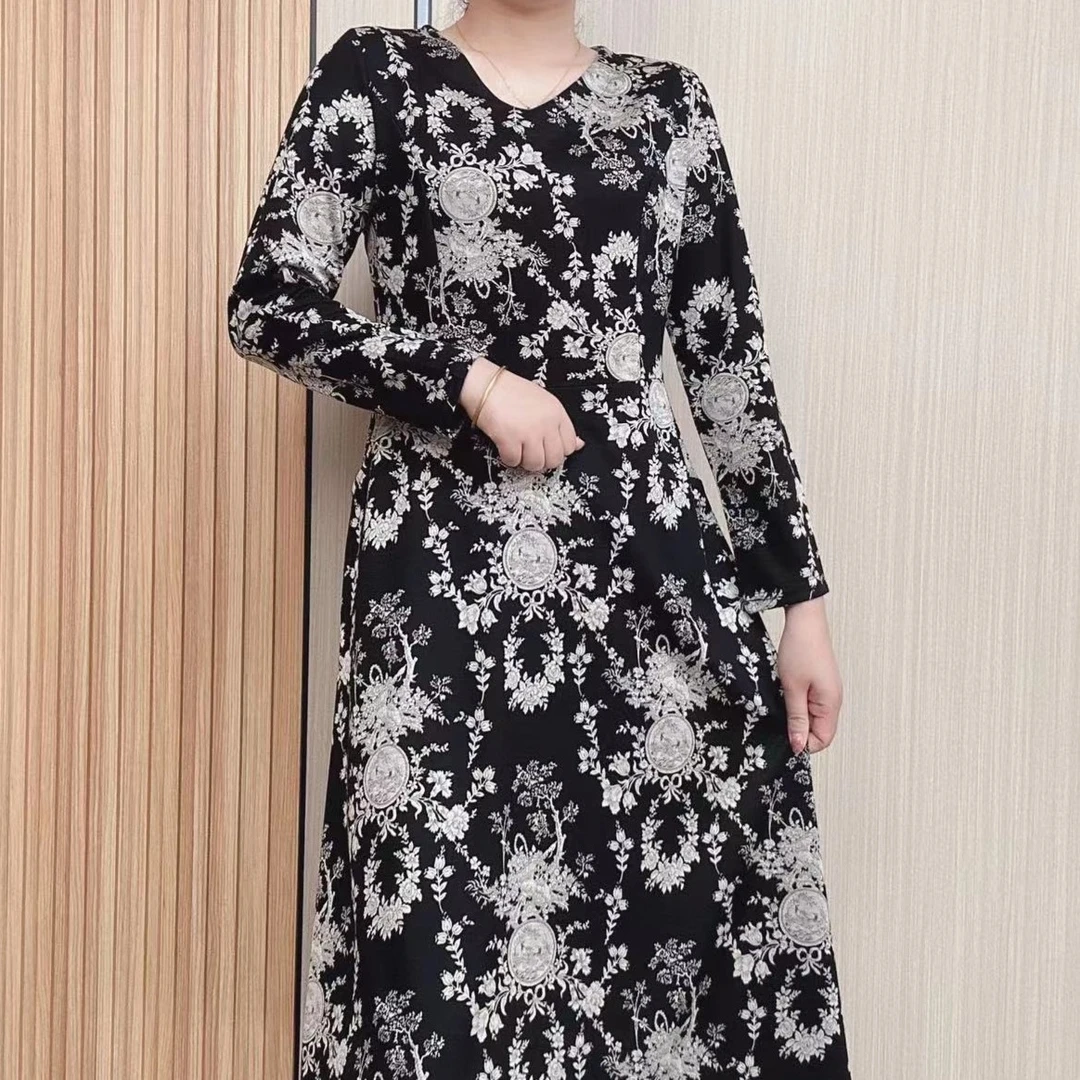 2023秋季新款中老年妈妈装连衣裙长款过膝遮肉大码百搭显瘦有口袋