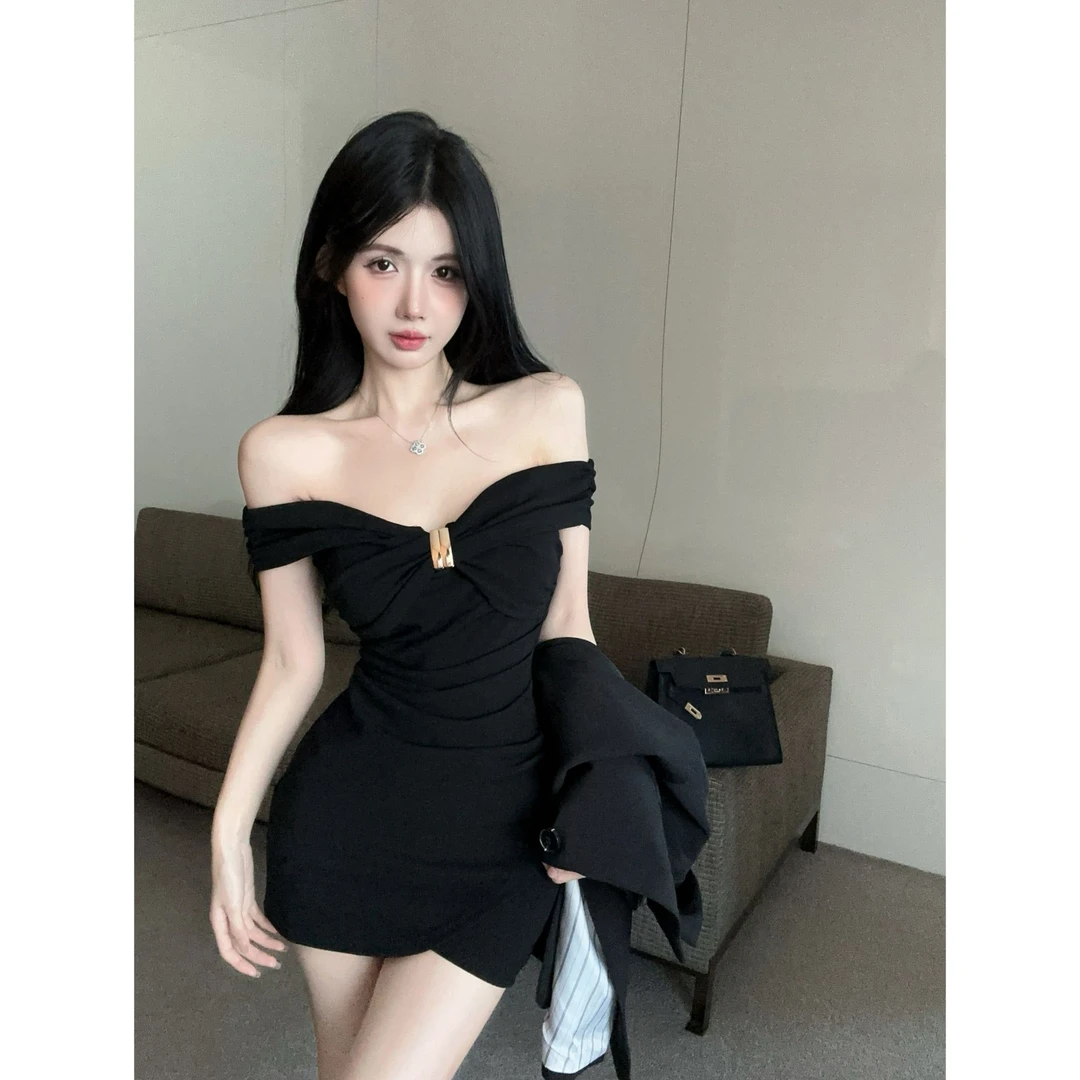 美式辣妹穿搭2024秋季新款一字肩褶皱镂空修身显瘦性感连衣裙女