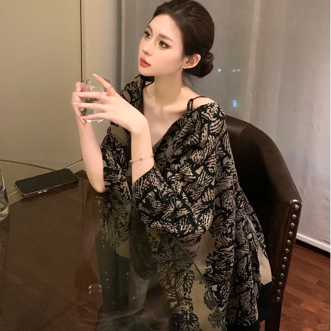 2024新款浓颜系高级感针织披肩外搭斗篷秋冬保暖长款围巾女披肩