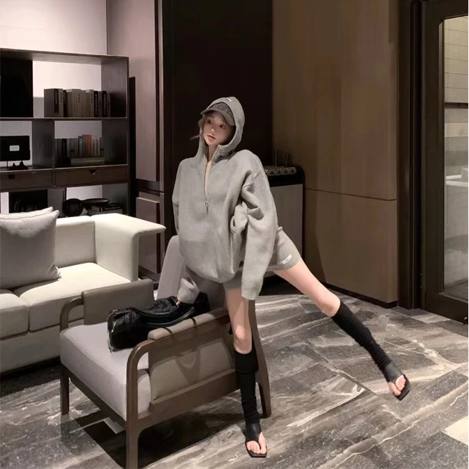 2024秋季新款慵懒风松弛感灰色毛织连帽卫衣女配高腰显瘦休闲短裤
