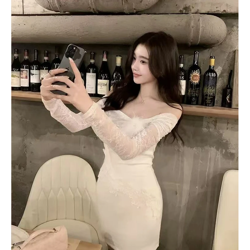 韩系气质女神2024冬季新款纯欲性感一字肩时尚显瘦蕾丝拼接连衣裙