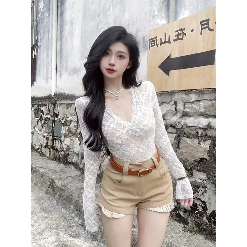 2024秋季新款ins气质御姐范设计感蕾丝V领长袖上衣配高腰显瘦短裤