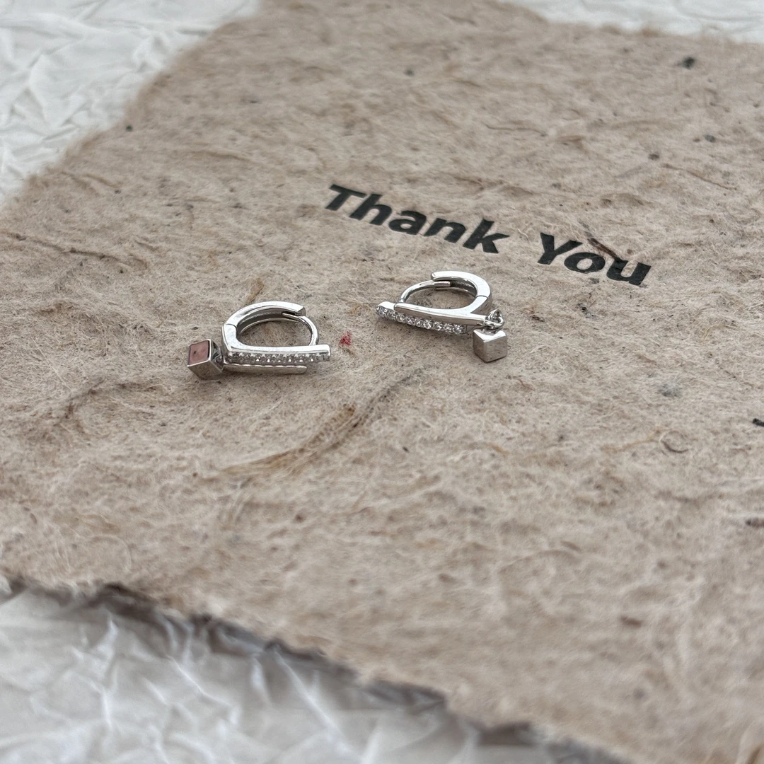 925银合成锆石耳饰 韩国ins风时尚百搭气质简约 一字锆石方块耳扣