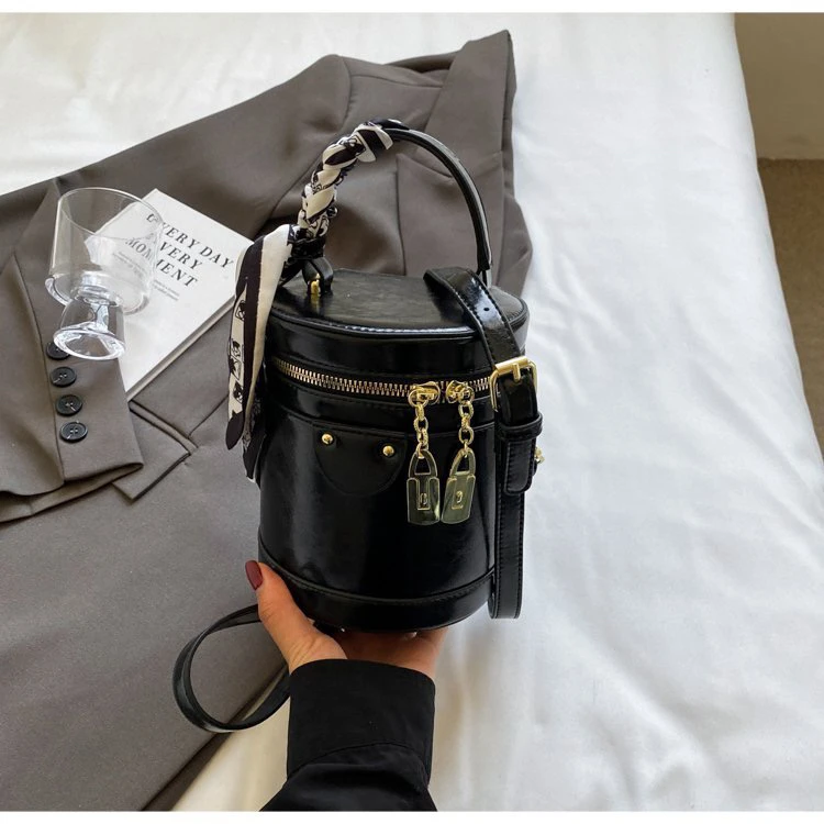 韩系感女包2024秋冬新款休闲简约单肩包休闲手拎水桶包小众斜挎包