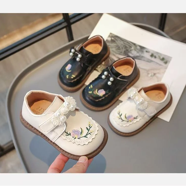 儿童时尚女童公主春秋款单鞋软底可爱绣花防滑复古风皮鞋6706