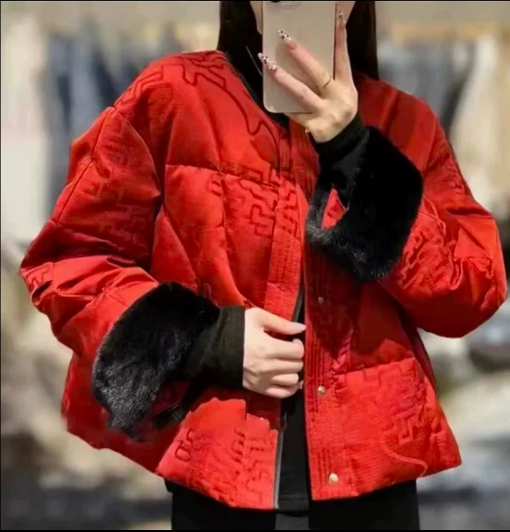 海宁皮革城轻奢高端水貂袖锦缎时尚绿色休闲冬季百搭短款鹅绒服