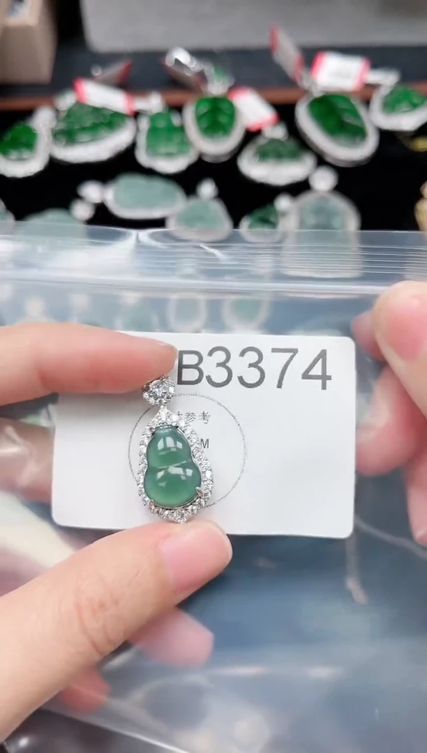 【闪购商品】翡翠颈饰未镶嵌3374赠皮绳