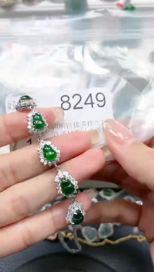 【闪购商品】翡翠颈饰未镶嵌赠皮绳8249