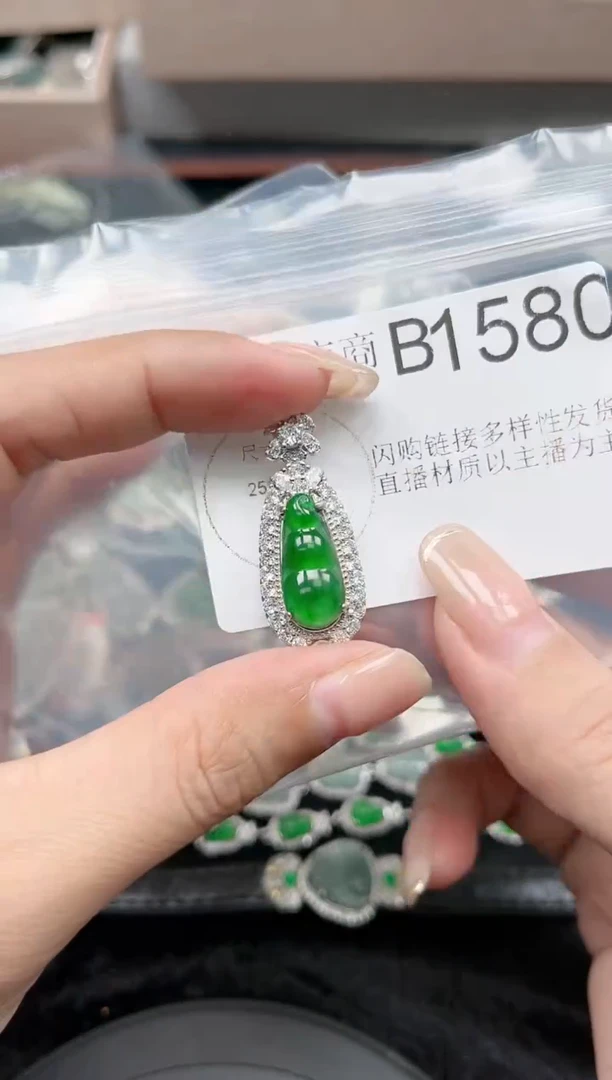 【闪购商品】翡翠颈饰未镶嵌赠皮绳1580
