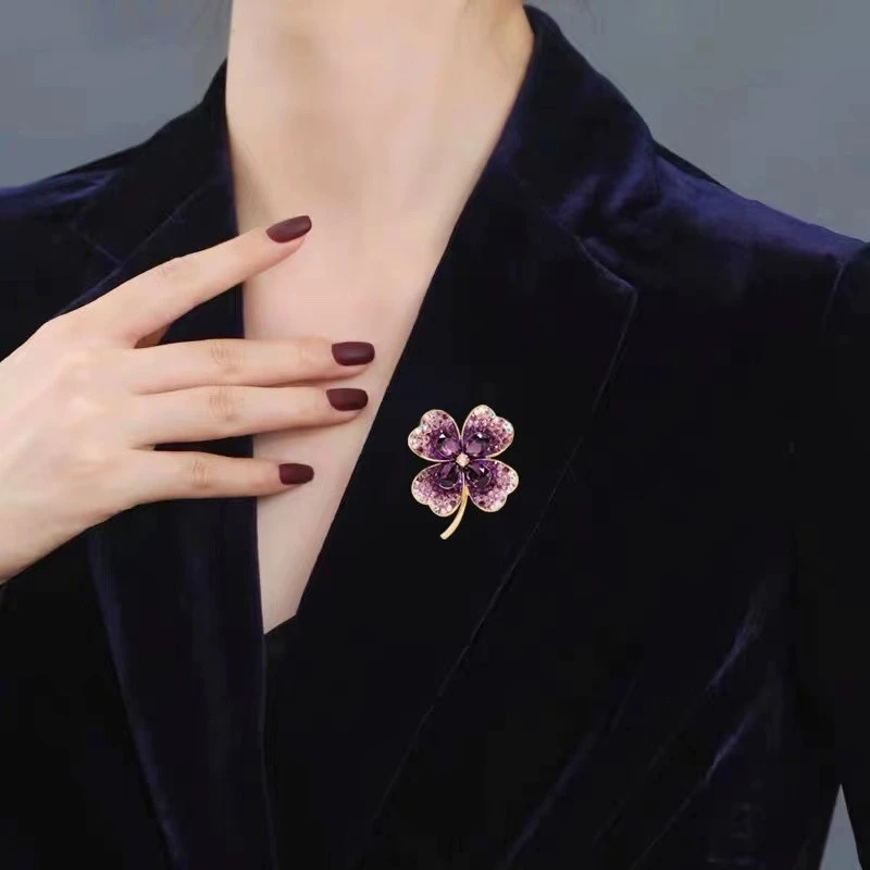 锌合金合成锆石胸针 幸运四叶草精致复古胸花女气质西服领口别针
