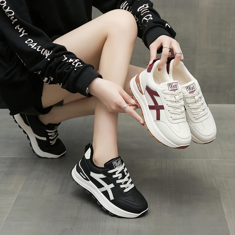 啄木鸟黑色加绒运动鞋女秋冬2024新款百搭厚底防滑女士休闲阿甘鞋