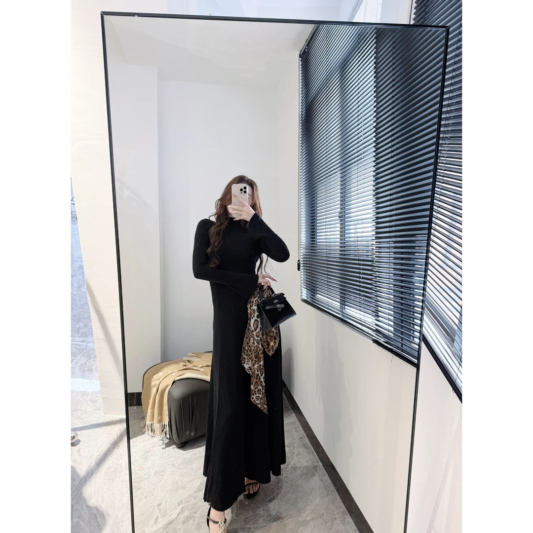 黑色半高领长袖打底连衣裙女秋冬气质收腰显瘦内搭喇叭袖针织长裙