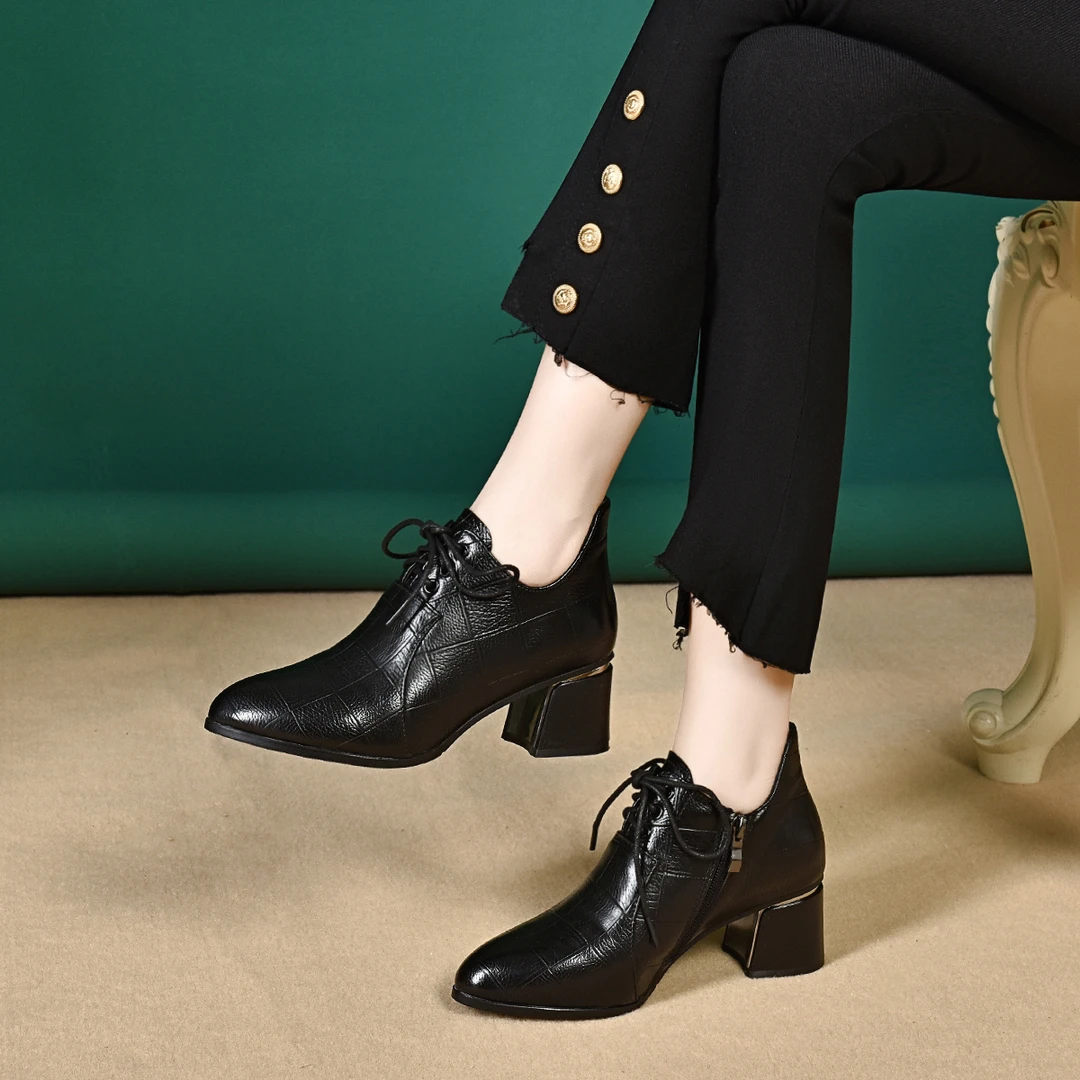 真皮系带深口女鞋2025春秋尖头粗跟英伦风压花牛皮时尚中跟单鞋女