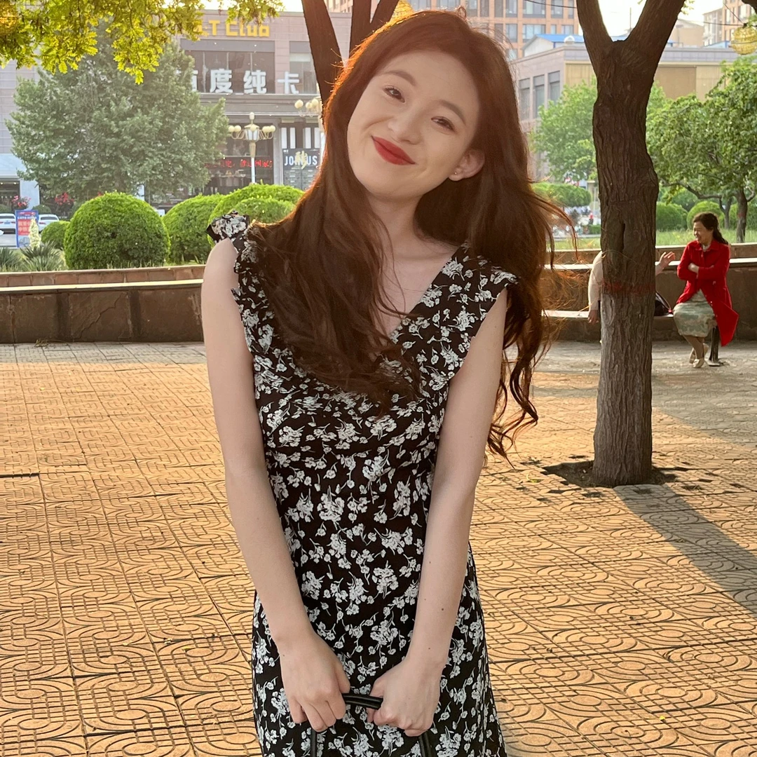 约会玫瑰岛碎花黑色连衣裙女2023夏季新款复古中长款荷叶边裙子