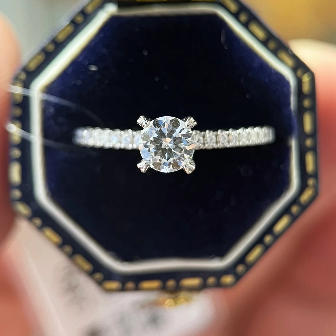 18K金天然钻石戒指轻奢时尚女士简约结婚经典镶钻指环精致